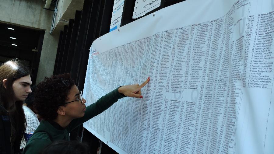 17.nov.24 - Candidatos chegam ao Campus III da UNIP na Chácara Santo Antônio, na zona sul de São Paulo para o primeiro dia de provas da Fuvest 2025, vestibular da USP