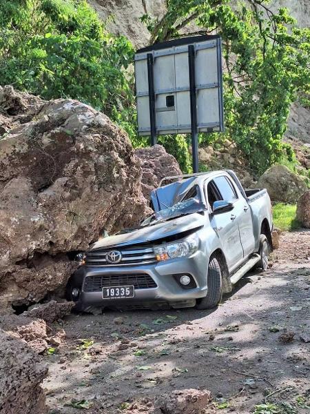 Carro fica parcialmente soterrado após terremoto em Vanuatu