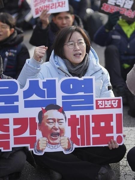 Manifestantes marcham pelas ruas de Seul exigindo a prisão do presidente sul-coreano deposto Yoon Suk Yeol