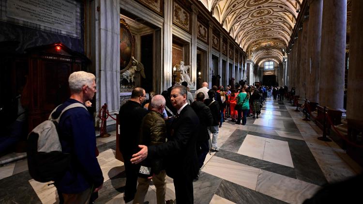 Pessoas na fila para visitar o túmulo do papa Francisco Pessoas na fila para visitar o túmulo do papa Francisco