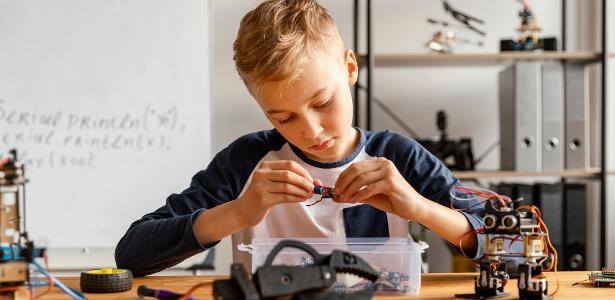 Menino de 10 anos cria microfábrica com impressora 3D e fatura R$ 10 mil