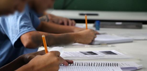 Educação fica mais cara, mas inflação é a menor para fevereiro desde 2020