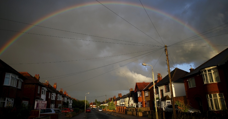 5.jul.2015 - Um arco-íris forma-se acima de uma rua residencial, em Loughborough, Inglaterra