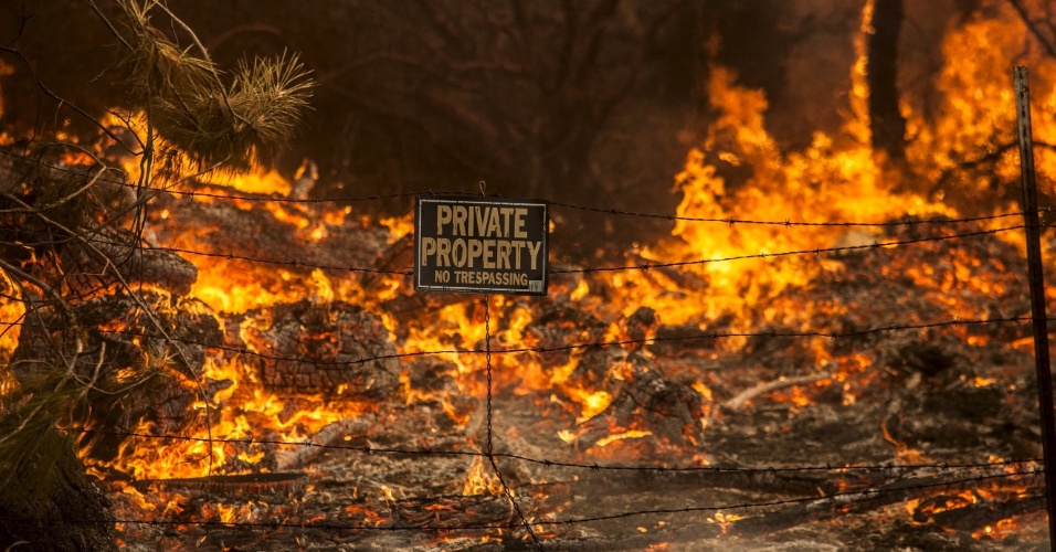 31.jul.2015 - Placa indica propriedade privada durante incêndio florestal que atinge o condado de Lake, na Califórnia (EUA)
