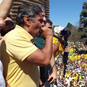 No domingo, o senador Aécio Neves participou de ato contra o governo Dilma em Belo Horizonte - Reprodução/@Cris_duh_123/Twitter