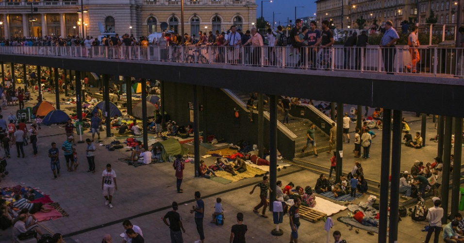 1º.set.2015 - Imigrantes acampam na estação ferroviária de Keleti, em Budapeste, na Hungria. Os refugiados tentam viajar para a Alemanha. A foto foi tirada em 1º de setembro