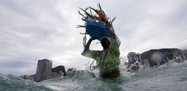 Devoto da umbanda leva oferenda para Iemanjá, na praia de Copacabana, no Rio - Ricardo Moraes/ Reutes