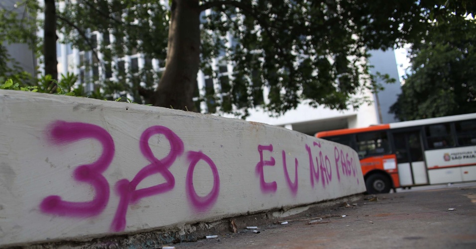 5.jan.2016 - Muro na praça do Ciclista, na avenida Paulista, em São Paulo, é pichado com a frase: 