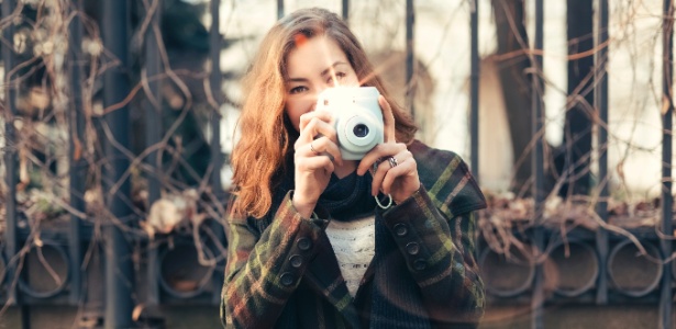 Fundo Menina Com Olhos Olha Diretamente Para A Câmera Fundo, Foto