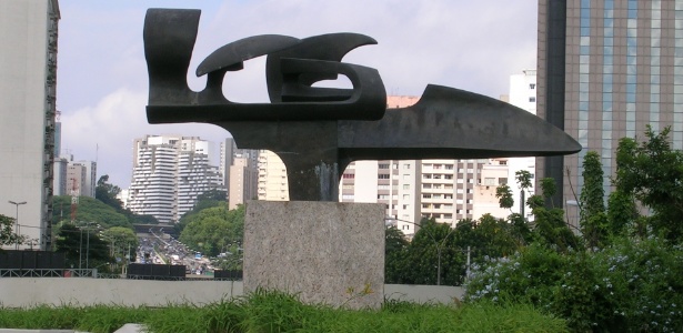 Escultura em homenagem ao piloto Ayrton Senna, transferida para praça no Ibirapuera - Renzo Grosso/Divulgação