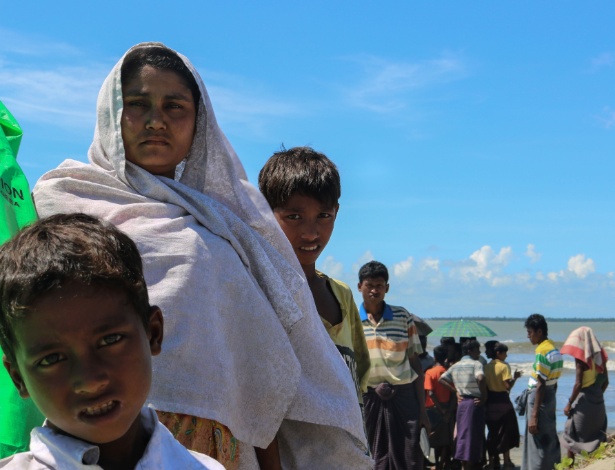 Família rohingya aguarda para cruzar o rio que faz fronteira de Mianmar com Bangladesh - Marion Thibaut/AFP