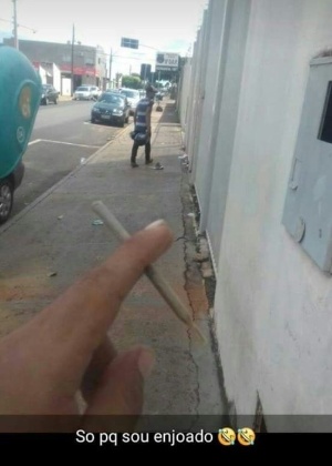 Jovens fumaram na porta de delegacia de GO e se gabaram do feito nas redes sociais - Divulgação/Polícia Civil