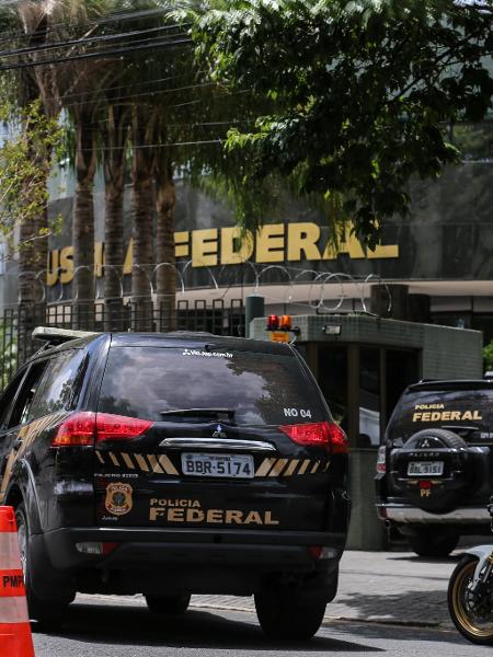 14.nov.2018 - Carros da PF chegam ao prédio da Justiça Federal, em Curitiba (PR) - Henry Milleo/Fotoarena/Estadão Conteúdo