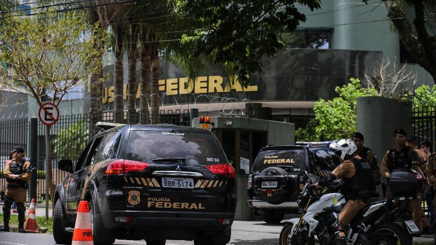 Carros da PF em frente ao prédio da Justiça Federal, em Curitiba (PR), durante interrogatório da Lava Jato - Henry Milleo/Fotoarena/Estadão Conteúdo