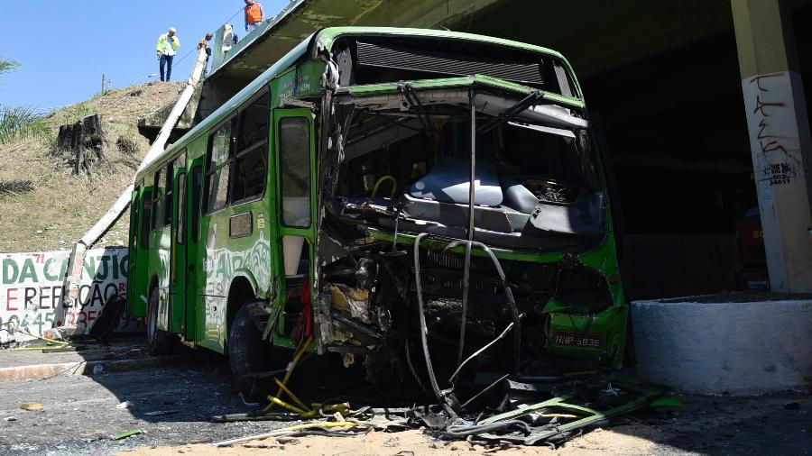 29.nov.2018 - Ônibus cai de viaduto em Contagem (MG) e deixa vários feridos - Douglas Magno/O Tempo/Estadão Conteúdo