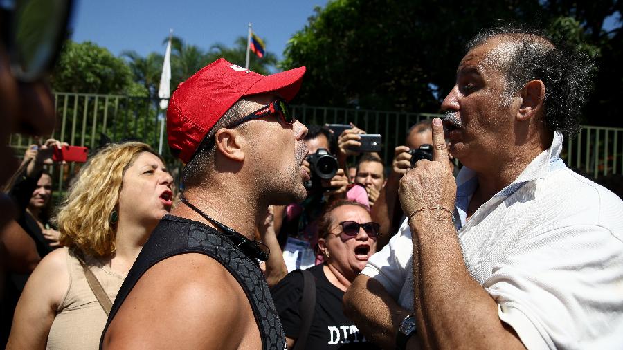 13.nov.2019 - Um apoiador de Guaidó (alto, de bigode e camisa branca) discute com militantes defensores de Maduro; embaixada da Venezuela em Brasília foi invadida - Pedro Ladeira/Folhapress