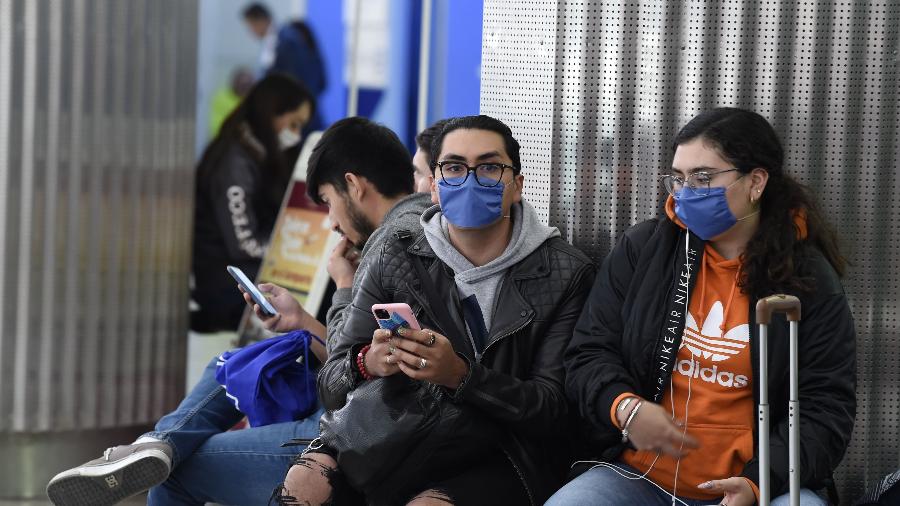 28.fev.2020 - Passageiros com máscaras de proteção são vistos no Aeroporto Internacional da Cidade do México, México - Alfredo Estrella / AFP