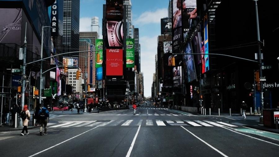 Ruas de Manhattan, desertas por conta das medidas restritivas - Getty Images