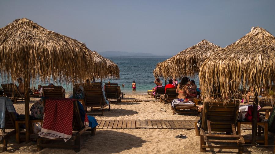 Governo da Grécia decide reabrir 515 praias a partir de 16 de maio - Angelos Tzortzinis / AFP