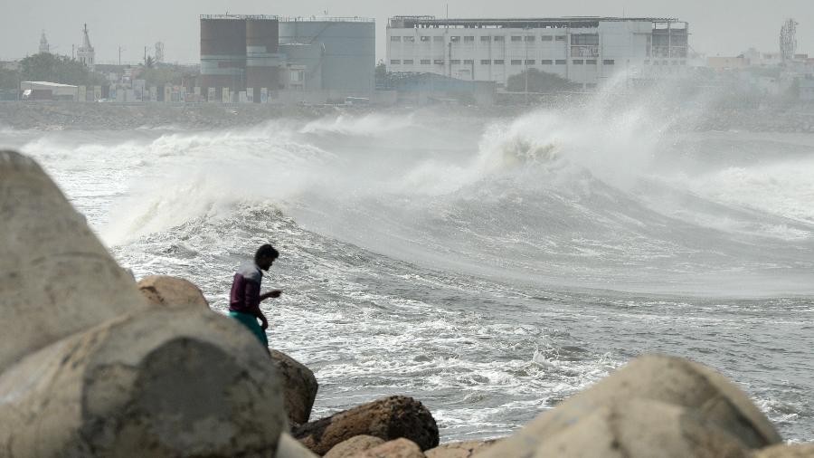 Ciclone Amphan atingiu o leste da Índia com chuvas, ventos e ondas fortes e tornou-se uma das tempestades mais fortes a atingirem a região em cerca de uma década - Arun SANKAR / AFP