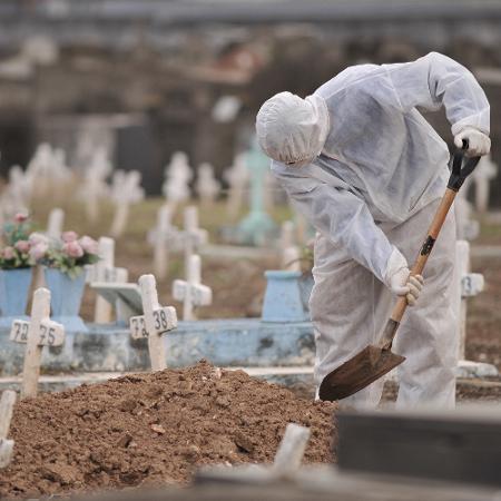 28.mai.2020 - Enterro de vítimas de coronavírus no Cemitério do Cajú (São Francisco Xavier) no Rio de Janeiro - SAULO ANGELO/FUTURA PRESS/ESTADÃO CONTEÚDO