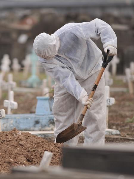 28.mai.2020 - Enterro de vítimas de coronavírus no Cemitério do Cajú (São Francisco Xavier) no Rio de Janeiro - SAULO ANGELO/FUTURA PRESS/ESTADÃO CONTEÚDO