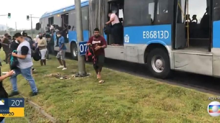 Passageiros foram obrigados a deixar ônibus às pressas após início de fumaça, no Rio - Reprodução/TV Globo