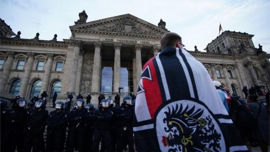 Como disseminar simbologia nazista (suásticas, por exemplo) é um crime na Alemanhça, grupos extremistas utilizam outras imagens, como a bandeira do antigo império - EPA