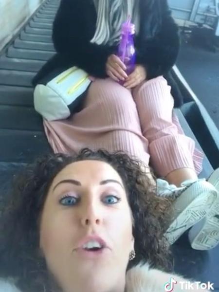 Amigas se divertem ao subirem em esteira de bagagem em aeroporto da Irlanda - Reprodução/TikTok