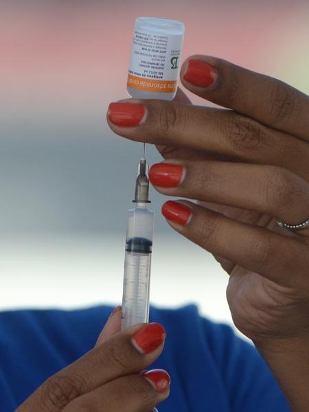 Enfermeira aplica vacina contra covid-19 CoronaVac, produzida pelo Instituto Butantan em São Paulo - Adriano Ishibashi/Estadão Conteúdo
