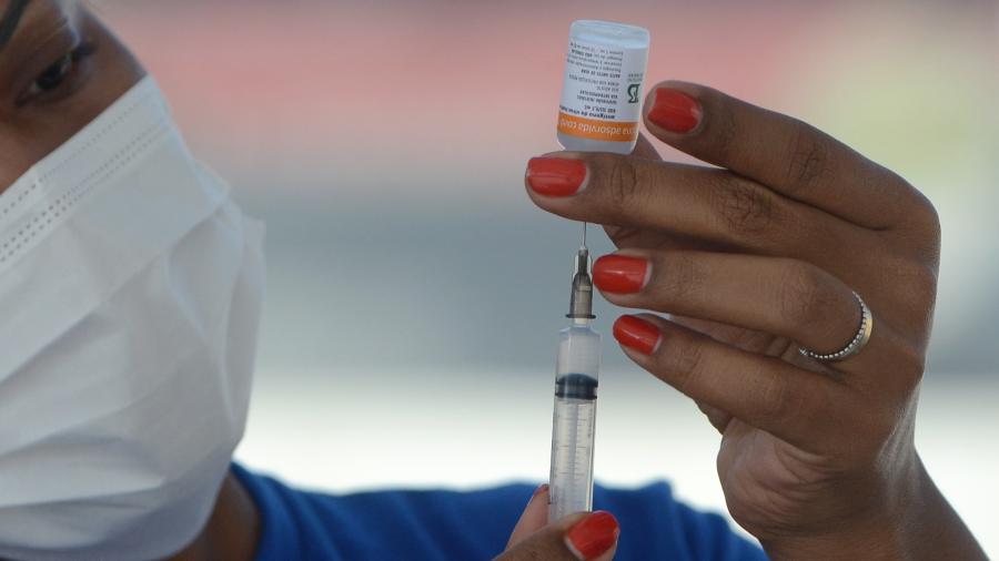 04.mai.2021 - Enfermeira aplica vacina contra covid-19 CoronaVac, em São Paulo - Adriano Ishibashi/Estadão Conteúdo