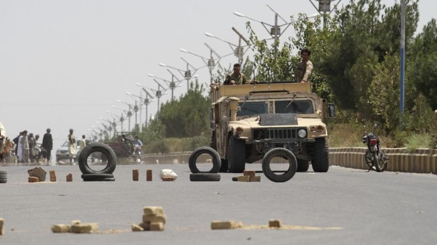 Forças de segurança afegãs patrulham estrada nos arredores de Herat (Afeganistão) - AFP