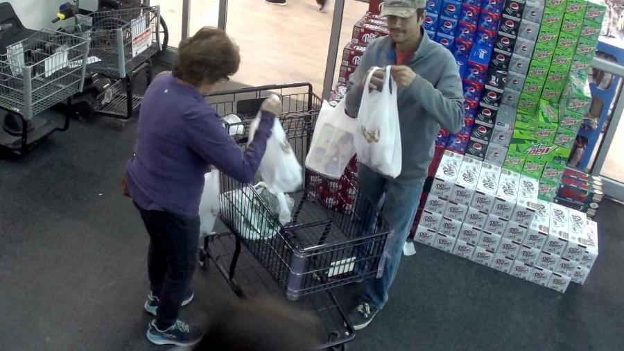 Glenda foi vista pela última vez em supermercado em Turley; homem que aparece junto a ela foi ouvido pela polícia - Reprodução/ Tulsa County Sheriff"s Office