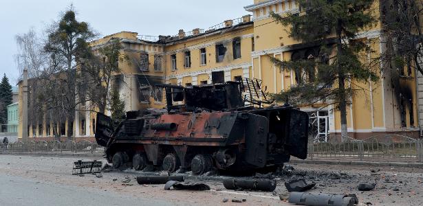 Tanque ucraniano destruído após ataque russo próximo ao centro de Kharkiv, segunda maior cidade da Ucrânia