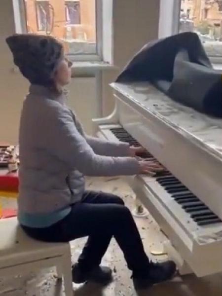 Irina foi filmada pela própria filha tocando piano em casa destruída - Twitter/Reprodução de vídeo