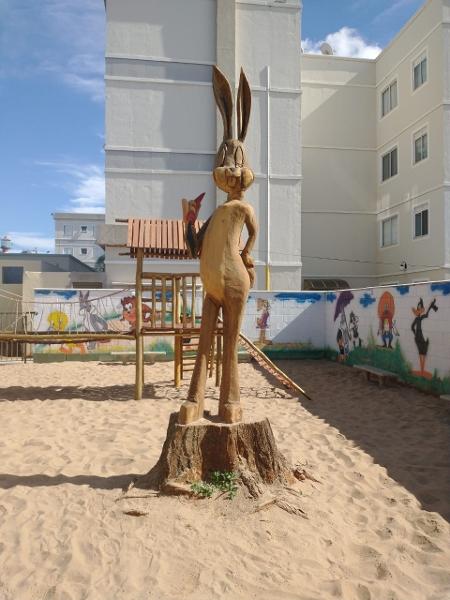 Ipê-roxo foi transformado em estátua do personagem Pernalonga em condomínio de Marília - Polícia Ambiental de Marília/Divulgação