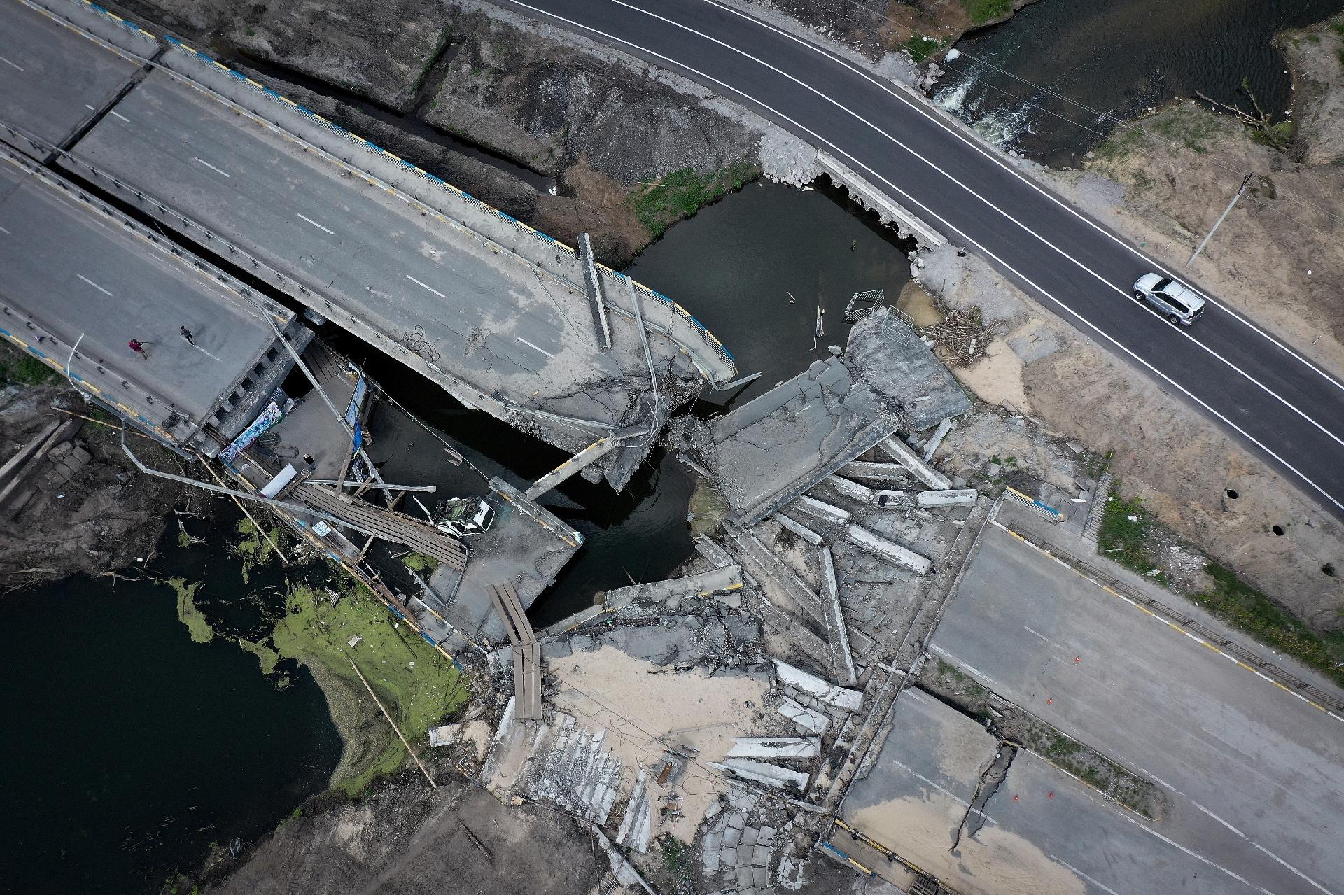 16.May.2022 - Aerial view of the ruins of the - now iconic - bridge over the Irpin River, where thousands of residents fled from Russian occupation.  The bridge is now the official memorial to those who lost their lives in the battle of Irpin and Bucha - May 16, 2022 - Christopher Furlong/Getty Images