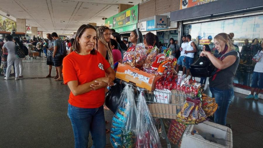Jacqueline Costa e o marido são ambulantes em Brasília. Mas, com renda familiar insuficiente, ela tem vendido itens pessoais para comprar comida e pagar as contas - Weudson Ribeiro/UOL
