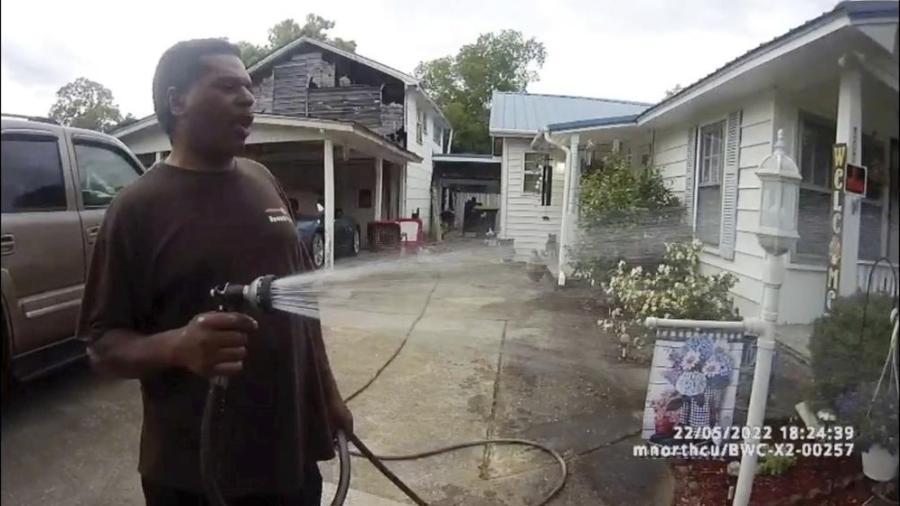 O pastor Michael Jennings, um homem negro, foi preso enquanto regava flores de um vizinho na cidade de Childersburg - Departamento de Polícia de Childersburg