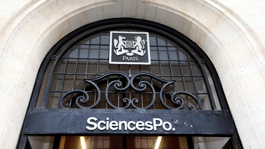 Entrada do Instituto de Estudos Políticos de Paris, também conhecida como Sciences Po; universidade proibiu uso do ChatGPT - Charles Platiau/Reuters