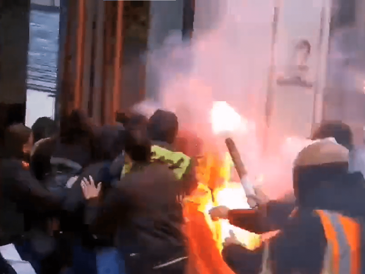 Manifestantes invadem sede da grife Louis Vuitton em Paris