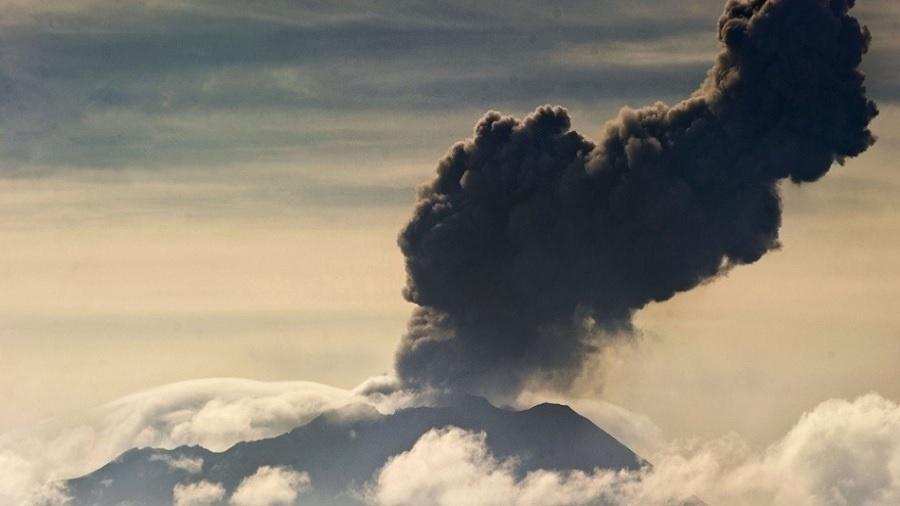 Vulcão Ubinas, no Peru, expulsou rochas de grande tamanho nos últimos dias - Ernesto Benavides/AFP - 3.abr.2014