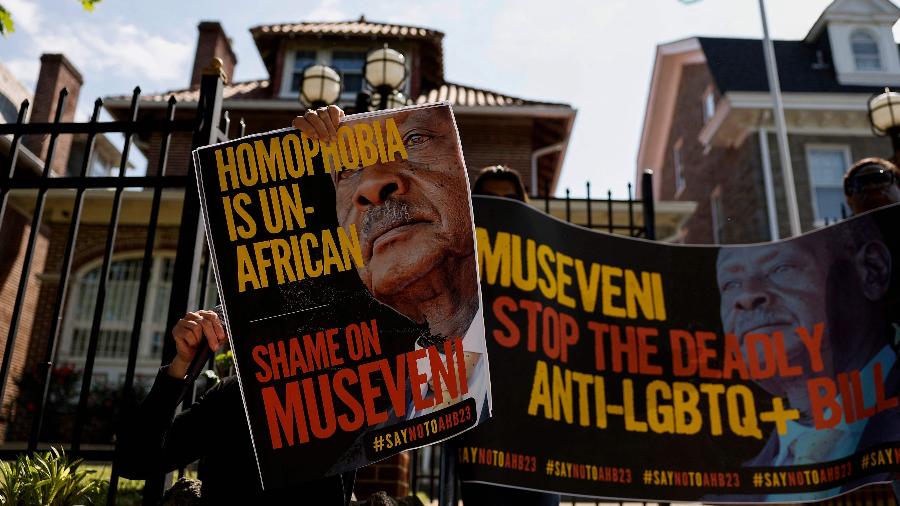 Protesto em frente à embaixada da Uganda nos EUA após aprovação de lei anti-LGBTQIA+