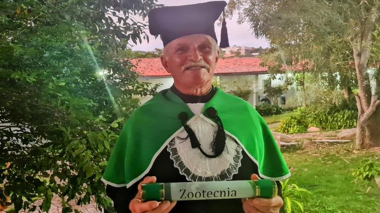 José exibe orgulhoso o diploma