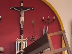 'Bíblias intactas', diz freira em visita a igreja inundada no RS; veja