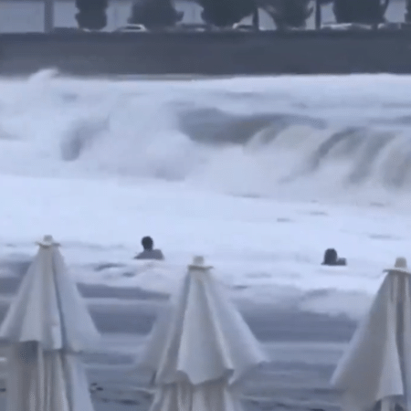 Mulher foi arrastada pelo mar durante passeio em praia da Rússia