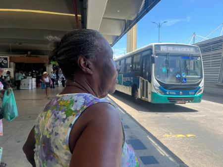 Sueli Félix, de 75 anos, reclama de ônibus sem ar condicionado na zona oeste do Rio Sueli Félix, de 75 anos, reclama de ônibus sem ar condicionado na zona oeste do Rio