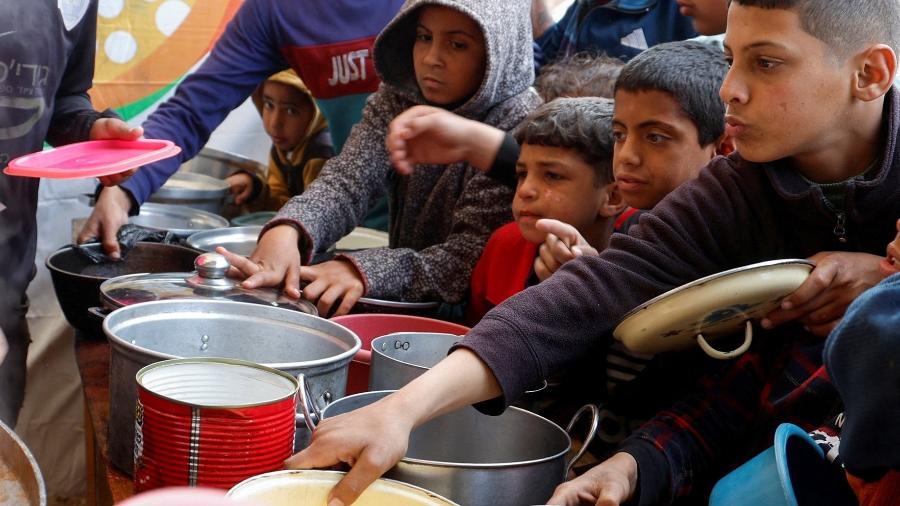 9.mar.2025 - Palestinos buscam comida em Khan Younis, sul de Gaza 9.mar.2025 - Palestinos buscam comida em Khan Younis, sul de Gaza