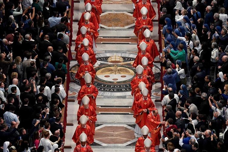 Cardeais entram na Basílica de São Pedro para missa antes do conclave Cardeais entram na Basílica de São Pedro para missa antes do conclave