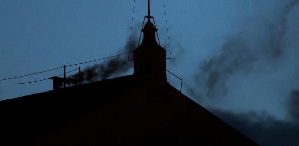Cardeal 'gato', gaivotas estrelas e fumaça preta: o 1º dia de conclave